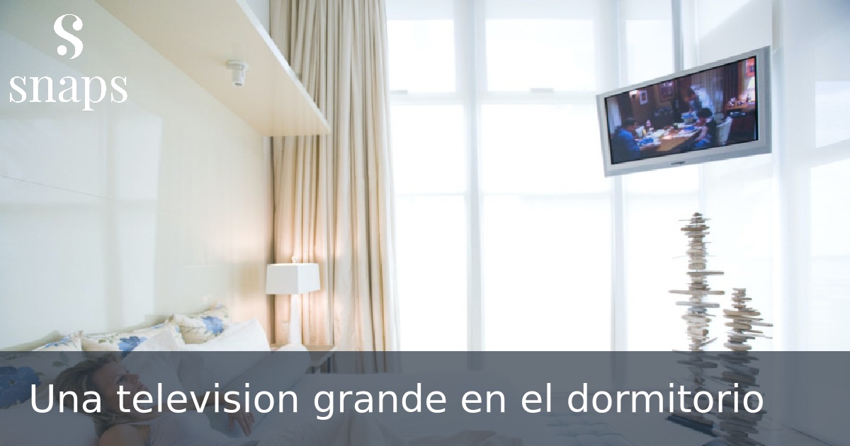 Una television grande en el dormitorio